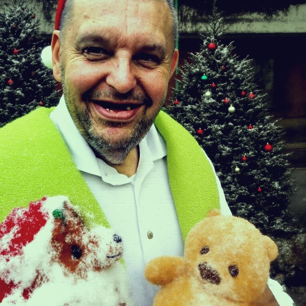 Portret Krzysztofa Kononowicza w dynamicznej pozie, oddający jego rolę wideoblogera i specyfikę jego internetowej kariery.