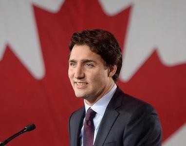Justin Trudeau w swobodnej scenerii, uśmiechnięty i przystępny, oddający charakter jego życia prywatnego.
