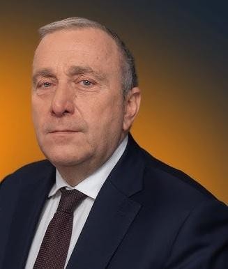 Grzegorz Schetyna podczas spotkania z wyborcami, uśmiechnięty i zaangażowany w interakcję z publicznością.