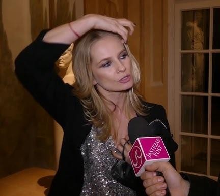 Magdalena Cielecka przeglądająca Instagram na smartfonie, ukazująca jej aktywność w mediach społecznościowych.