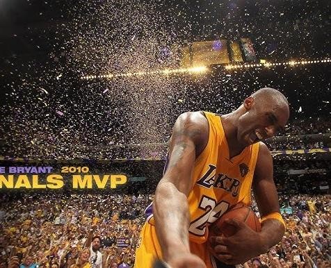 Kobe Bryant wykonujący swój charakterystyczny rzut