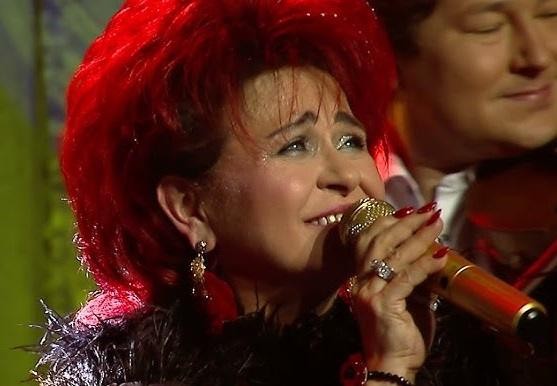 Bernadeta Kowalska z rodziną, uśmiechnięta, w ciepłej, rodzinnej atmosferze, z mężem Jerzym i dziećmi.