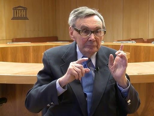 Marian Turski przemawiający podczas uroczystości upamiętniającej ofiary Holokaustu.