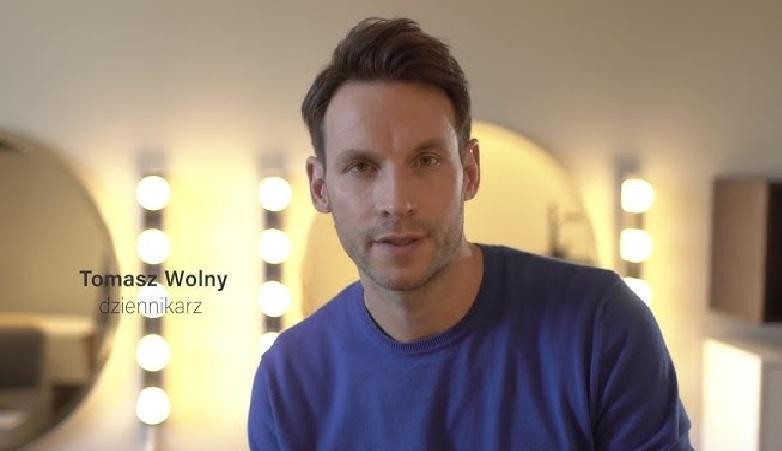 Tomasz Wolny uprawiający jeden ze swoich sportów: kitesurfing, brazylijskie jiu jitsu, koszykówka lub jazda konna, ukazujący jego pasję i aktywny tryb życia.