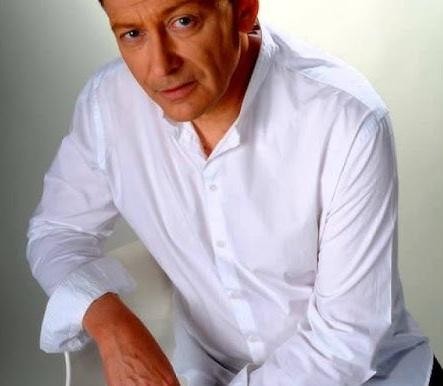 Jacek Borkowski z żoną Jolantą i dziećmi, ukazujący ciepło i bliskość rodzinnego życia aktora.