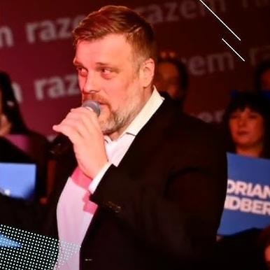 Symboliczne przedstawienie wszechstronności Adriana Zandberga: otwarta książka z elementami historycznymi i kodem programistycznym.