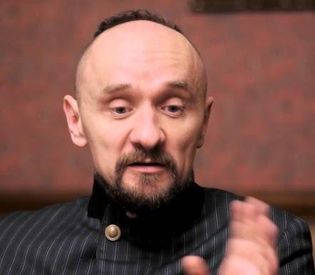 Wizualizacja osiągnięć Jana Klaty, z elementami teatralnymi i symbolami jego nagród.
