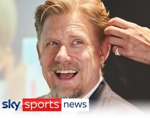 Peter Schmeichel i jego syn Kasper Schmeichel, obaj w strojach bramkarskich, stojący razem na boisku, symbolizujący rodzinną tradycję bramkarską.
