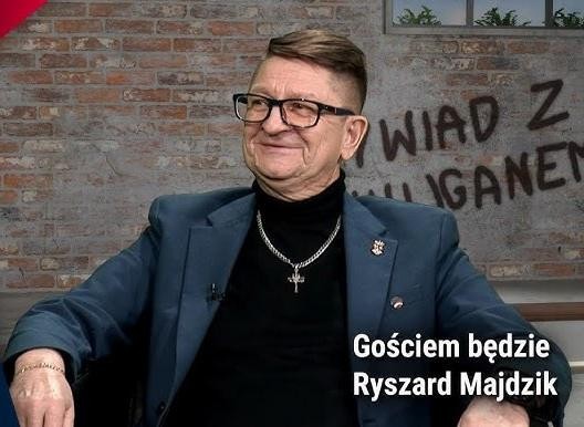Historyczne zdjęcie przedstawiające protest lub demonstrację z okresu PRL, symbolizujące walkę o wolność i opór opozycji.