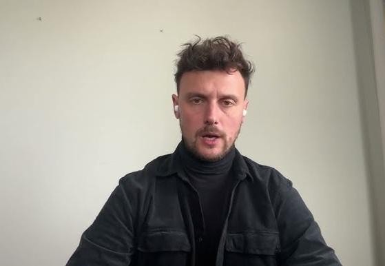 Dyplomy i certyfikaty potwierdzające wykształcenie i kwalifikacje Łukasza Grabarczyka, leżące na biurku.