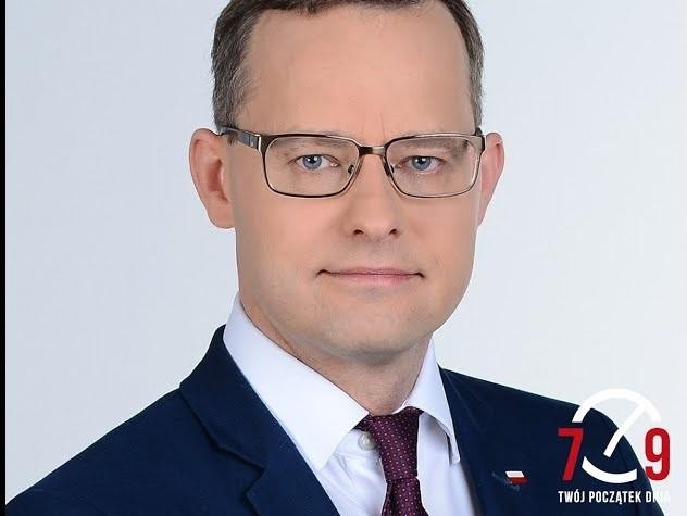 Scena przedstawiająca salę sądową lub parlamentarną, symbolizująca wymiar sprawiedliwości i debatę publiczną.