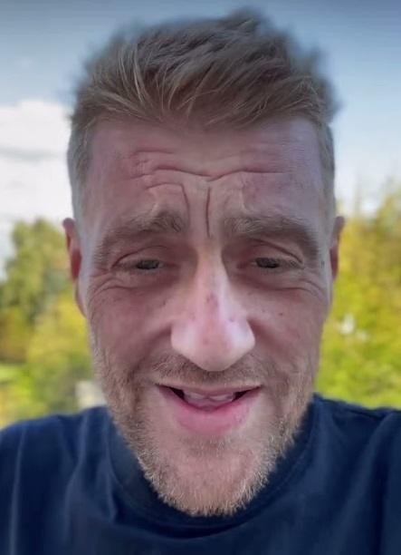 Tomasz Jakubiak przeglądający Instagram, symbolizujący jego aktywność w mediach społecznościowych i kontakt z fanami.