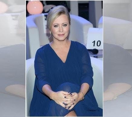 Dłonie trzymające smartfon, wyświetlający profil Agnieszki Wagner na Instagramie z widocznymi zdjęciami z podróży, jedzenia i tatuaży.