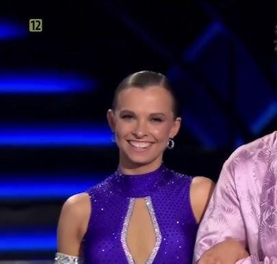 Ola Filipek w dynamicznej pozie tanecznej na scenie programu 