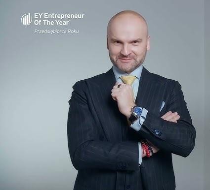 Alt: Nowoczesny paczkomat InPost symbolizujący innowację i globalną ekspansję firmy, z elementami mapy Europy w tle.