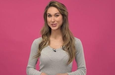 Ida Nowakowska w naturalnej scenie zza kulis planu telewizyjnego, ukazująca jej radosną energię.