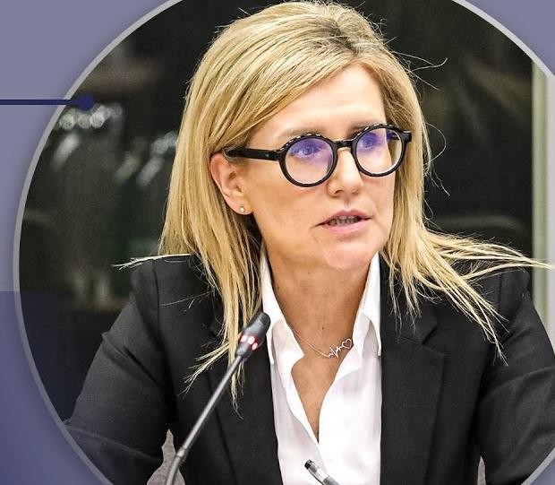Prokurator Ewa Wrzosek w trakcie wykonywania obowiązków służbowych, symbolizująca determinację w walce o praworządność.