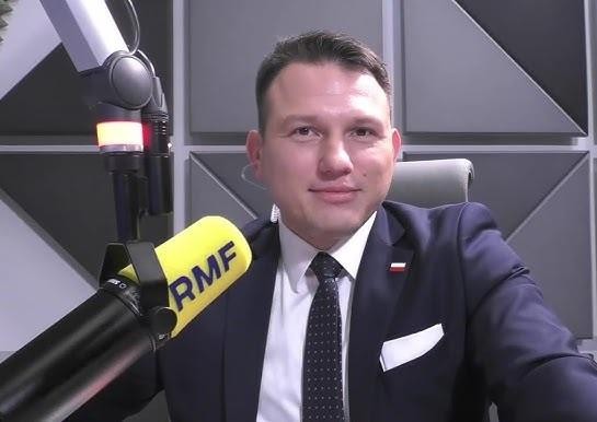 Sławomir Mentzen podczas spotkania z wyborcami, angażujący się w rozmowę i budujący relacje.