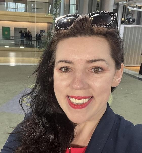 Dominika Ćosić w trakcie pracy dziennikarskiej, symbolizująca jej zaangażowanie w relacjonowanie wydarzeń międzynarodowych.