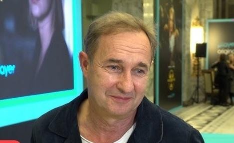 Wnętrze domu w Puszczy Kampinoskiej, ukazujące spokojne i naturalne otoczenie sprzyjające odpoczynkowi.