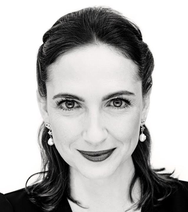 Anna Cieślak na scenie teatralnej, w trakcie występu, z ekspresją oddającą intensywność roli.