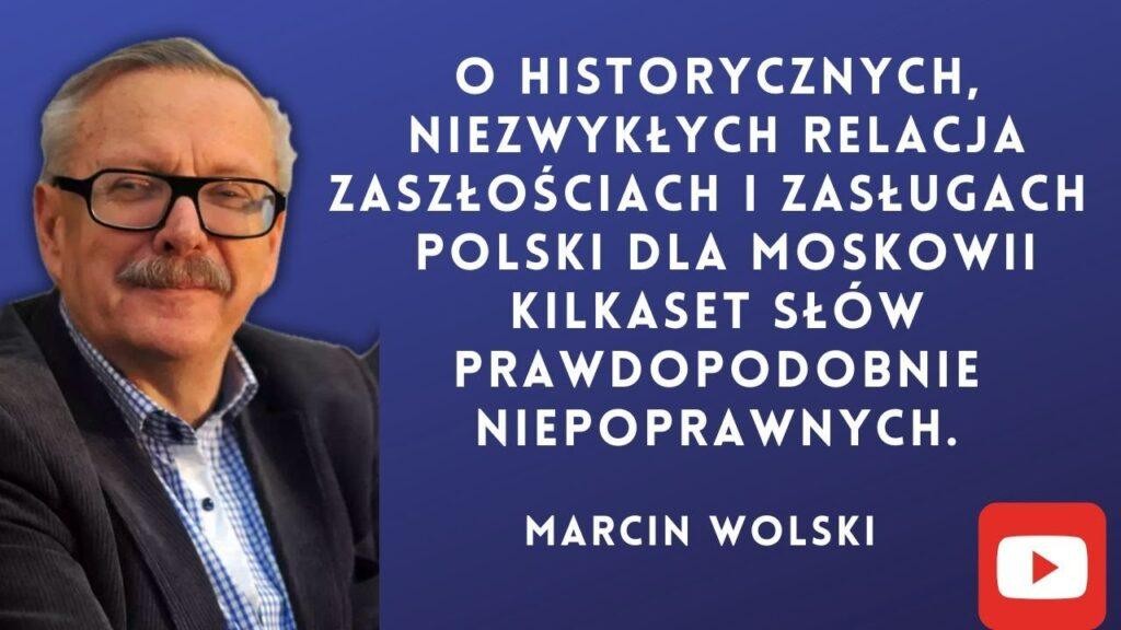 Marcin Wolski podczas audycji radiowej lub wywiadu, ukazujący jego zaangażowanie i pasję.