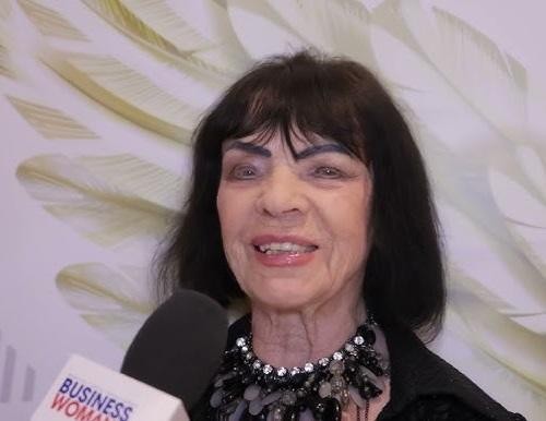 Sława Przybylska odbierająca nagrodę na scenie, symbol uznania za jej wkład w polską kulturę i muzykę.