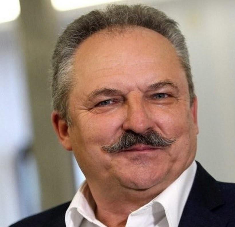 Ilustracja Marka Jakubiaka, przedstawiająca go w rolach polityka, przedsiębiorcy z butelką piwa regionalnego i byłego żołnierza.
