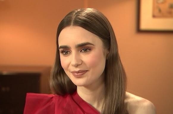 Lily Collins podczas sesji zdjęciowej dla magazynu modowego, prezentująca elegancką stylizację.