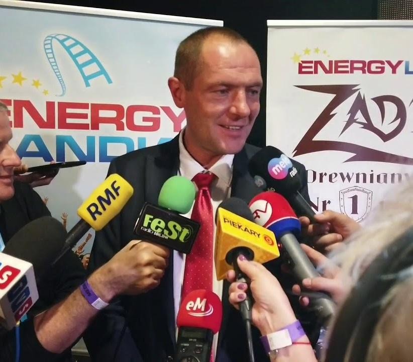 Widok na Energylandię, największy park rozrywki w Polsce, z widocznymi kolejkami górskimi i atrakcjami.
