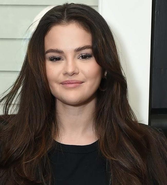 Selena Gomez z przyrodnim rodzeństwem: siostrą Gracie Elliot Teefey, siostrą Victorią i przybranym bratem Marcusem, ukazująca ich rodzinne więzi.