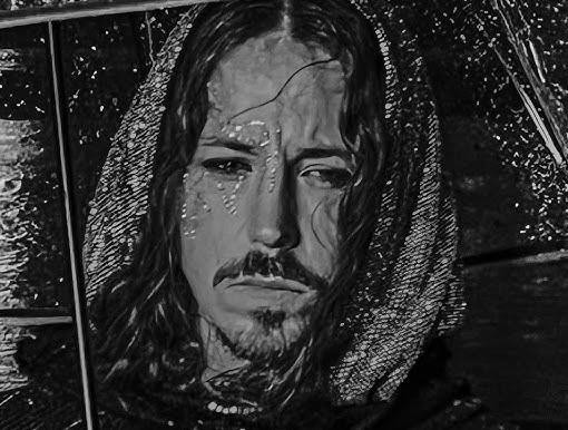 Michał Szpak na scenie podczas występu, z rozwianymi włosami i mikrofonem w dłoni, w dynamicznej pozie, oddającej jego energię i pasję.
