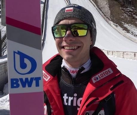 Jakub Wolny podczas treningu na skoczni narciarskiej, skupiony na technice.